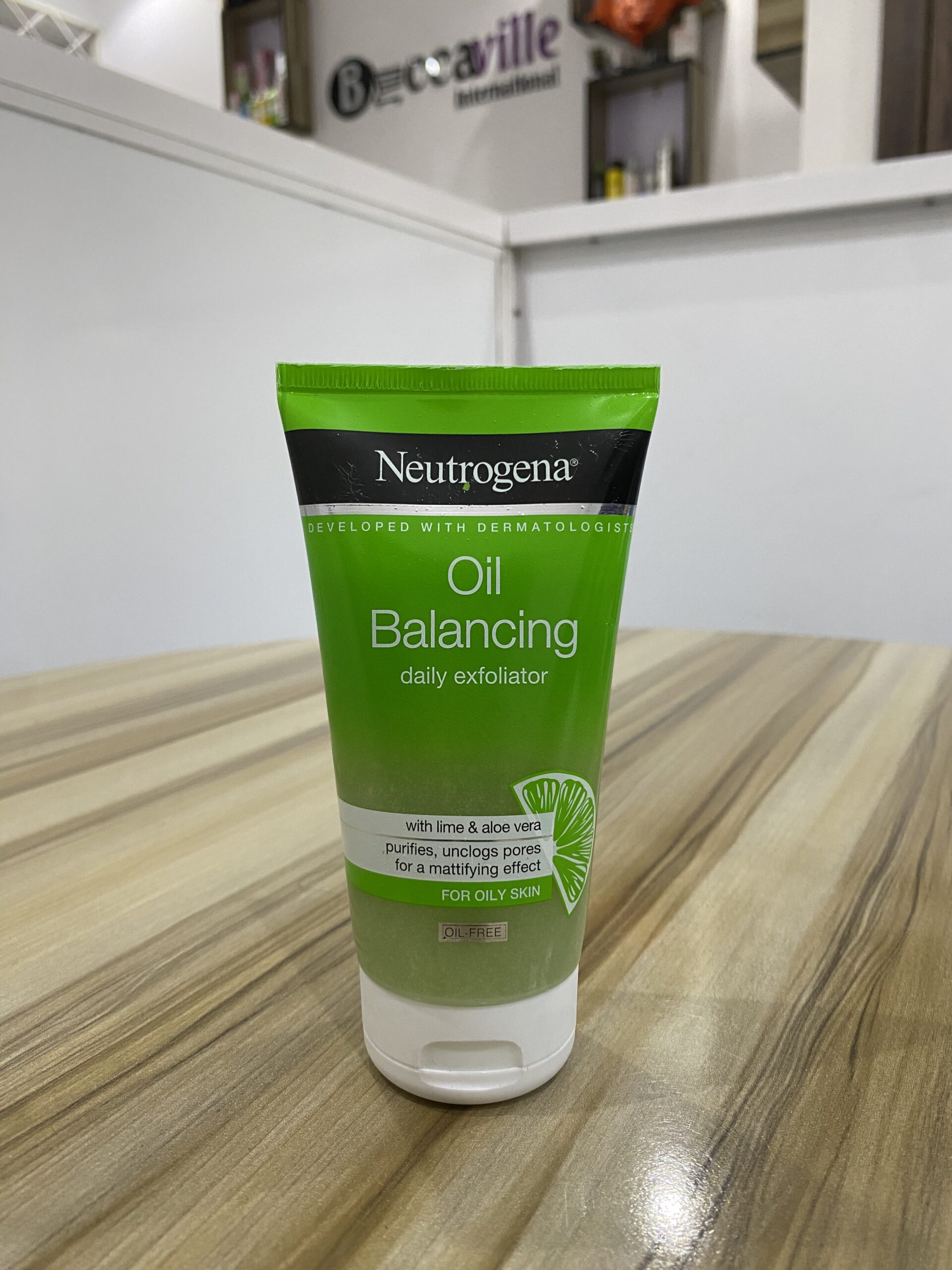Neutrogena Oil Balancing daily exfoliator Beccaville International